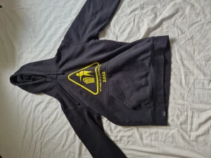 Ut med miljöpartiet 2022 - Har en bränskada men inget man tänker på. 2022 må redan varit men om någon är intresserad finns den iallafall 