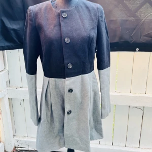 Dam kappor/jackor - Fina dam kappor/jackor till fynd priser.  Bild 1 och 3 är helt oanvända och i nytt skick. Bild 2 kan tänkas sänka ner för snabbköp. 