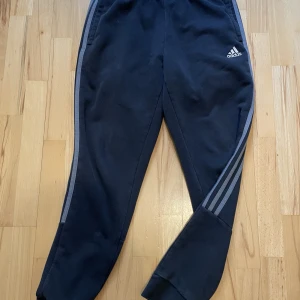 Adidas byxor - Adidas mjukisbyxor Nästan oanvände