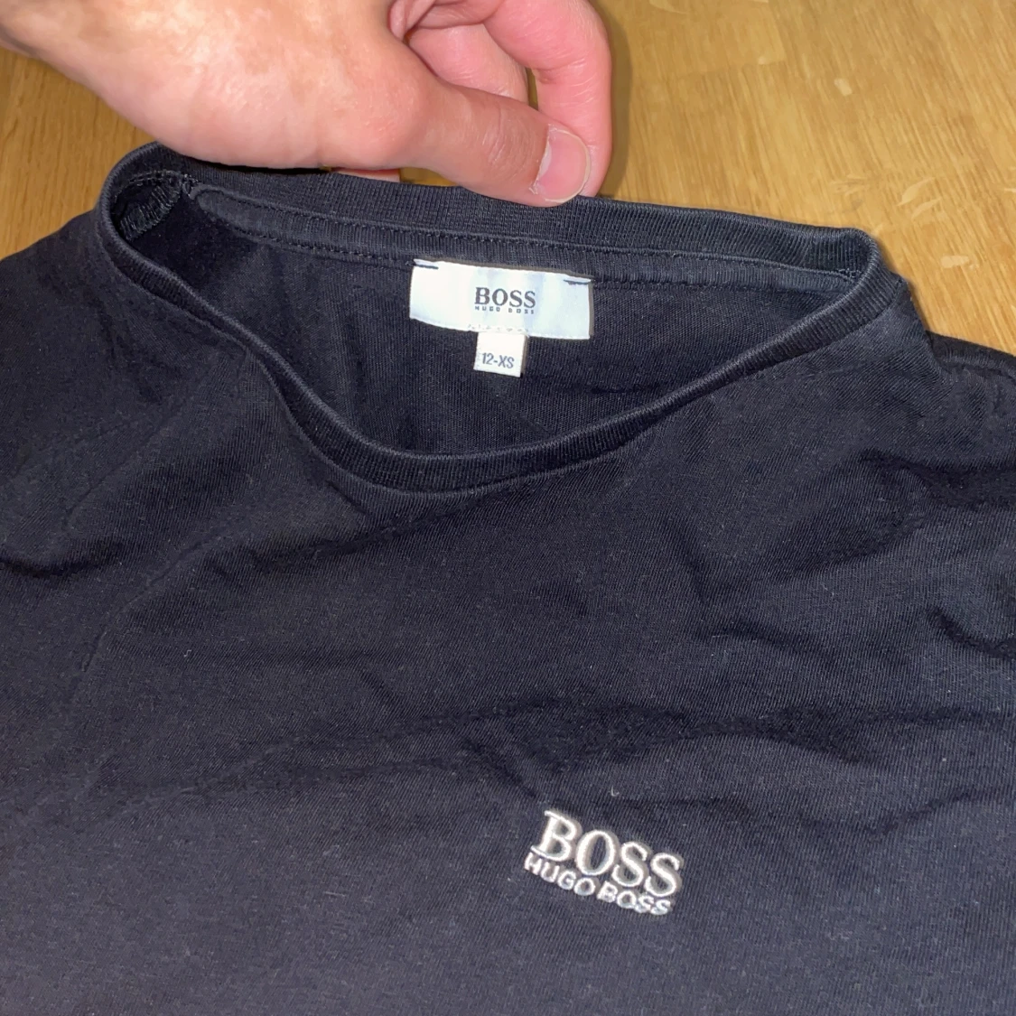 En svart Hugo Boss T-shirt - 90