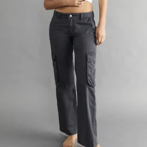 Cargopants lowrise - Säljer dessa cargopants med låg midja från Ginatricot. Använda en gång.   Storlek 32, men passar absolut 34. 