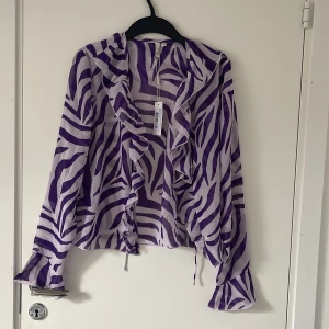 Blus  - Inte använd, prislapp kvar! :) 