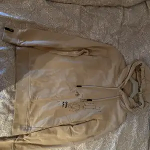 En riktigt fräsch beige DRKN hoodie. Tryck på framsidan, inget på baksida eller på armarna. Aldrig använd, mycket bra skick. Skick 10/10.