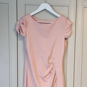Puderosa klänning  - Underbar puderrosa kortärmad klänning