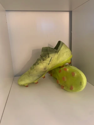 Adidas Nemeziz 18.1 FG/AG Exhibit - 42 EU - Adidas Nemeziz 18.1 i storlek 42 EU. De är i bra skick. Använda skonsamt. Kontakta oss här, via mejl eller Instagram om ni är intresserade. Mvh Rshoes