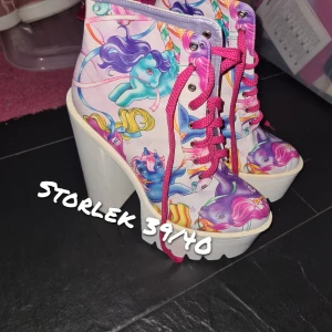 My little pony boots  - Säljer nu mina älskade oanvända my little pony boots då dom tyvärr bara står o samlar damm.  Dom förtjänar äventyr och sena nätter 😊