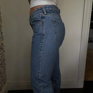 Jeans från weekday i nyskick. Modellen heter Arrow (Low straight jeans) och är i storlek 29/32.  Skickar endast, fraken ingår inte i priset☺️