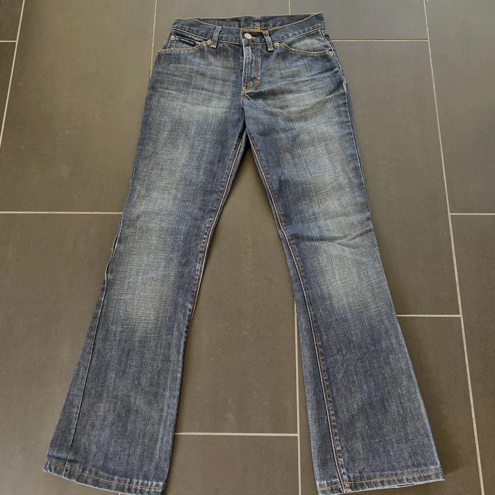 Säljer dessa lågmidjade bootcut jeans från calvin klein. (Sömmen har gått upp lite på ena sidan vilket man kan se på bild 2.). Jeans & Byxor.