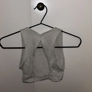 Topp - Så snygg topp till fest från pull and bear som tyvärr är för liten för mig och därför aldrig använd utan bara legat i garderoben