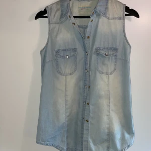 cool jeansväst 🕺 - Väst i skjorttyg denimfärgat. Storlek 36/38 dam!