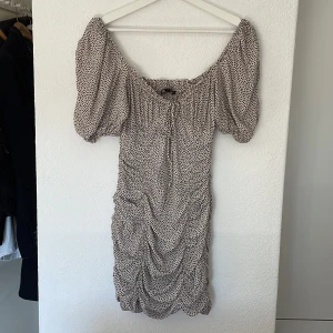 Prickig klänning zara - Klänning från zara i jättefint skick, skönt svalt material 🤍