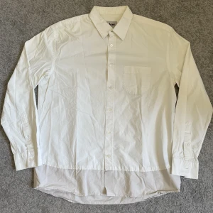 Acne skjorta - Acne skjorta  Perfekt till skolbalen eller jobbmöte Condition 7/10 Säljer billigt för tar bara upp plats i garderoben Lägg gärna bud! 