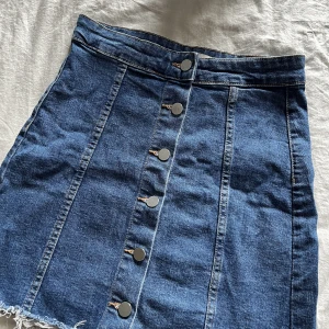 Jeanskjol  - Fin jeanskjol som är perfekt för sommaren. Den är använd men i väldigt bra skick! 