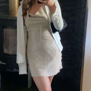 Klänning  - Klänning från zara i storlek S, lite glansig i tyget. Betalning sker via swish och köparen står för frakt 🤎🤎