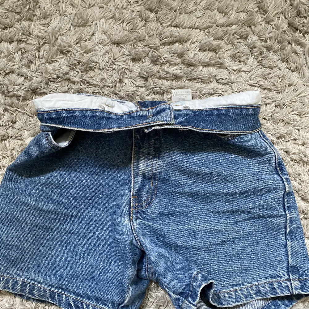 Högmidjade (går att vika ner till midwaist) jeans shorts. Inga defekter. Modellen 512🫶 150 kr + frakt som jag återkommer med om du är intresserad🫶🫶 Vet inte riktigt storleken för det är svårt att se. Står M men skulle säga att den passar S och Xs med. 🫶. Shorts.