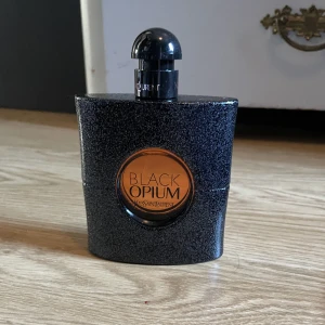 Parfym  - Säljer då jag tröttnat på lukten🖤Mängden som finns kvar syns på bilden🖤Nypris ca 1 400kr🖤