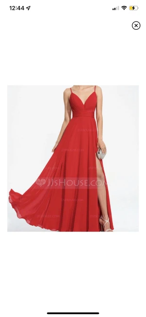 Röd långklänning - En röd vacker långklänning med slits från JJ’s.   Bara använd 1 gång, inga skador eller fel på klänningen. ❣️  Nypris på hemsida: 1606kr