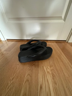 Plattå sandaler  - Svarta platå sandaler från NA-KD i strl 39. Använda fåtal gånger och är i väldigt bra skick 