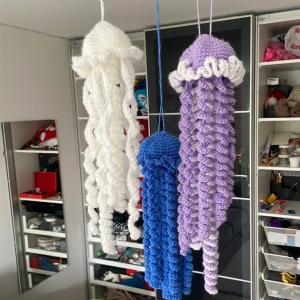 Custom virkade maneter  - Hej! Jag säljer virkade maneter, gjorda av mig. För att beställa kontakta mig i appen men klicka ej på köp nu! De man kan välja mellan är  Stor enfärgad- 200kr Stor tvåfärgad- 250kr Liten enfärgad- 100kr Liten tvåfärgad - 150kr Färgerna varierar så fråga 