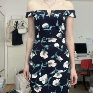 Klänning - Fin sommarklänning med fint mönster, off shoulder