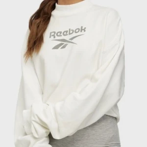 Reebok sweatshirt - Vit tröja från Reebok i strl S, köpt från Nelly för 579kr. Använd ca 2 gånger. 🤍