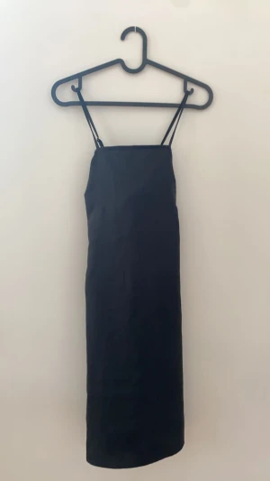 Gullig svart klänning  - En super gullig klänning som knappt är använd. En vanlig svart klänning framtill med en gullig rosett där bak. Är lite för kort för mig (är 181 cm) men annars super fin klänning!