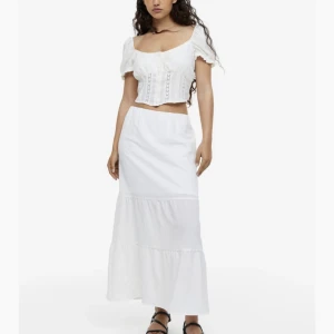 Vit sommarig långkjol H&M - Vit långkjol från HM💫  Helt ny och oanvänd. Säljer eftersom att kjolen blir för kort med skor skulle viljat ha den längre💞