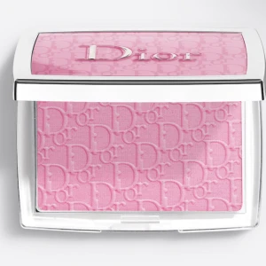 Dior blush  - Använd några gånger säljer då ja knappt anvönder blush o vill inte slänga då den ändå va rätt dyr, sätter sig extremt fint på sminket❤️färgen är 001 pink, dior texten är kvar helt på kanterna men mindre i mitten (se andra bilden) finns ingen kartong till❤️
