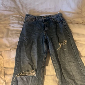 Jeans straight  - Utsvänga jenas från Zara  Använda men i bra skick 