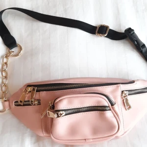 Ny väska - Säljer ny/oanvänd väska. Pris. 170kr + frakt. Betalning sker via SWISH och jag skickar enbart med posten. Referenser finns från mina tidigare köpare. Skicka PM vid intresse :)