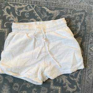 Säljer dessa linne aktiga shortsen ifrån hm i storlek xs (passar även en s). Mycket bra skick!