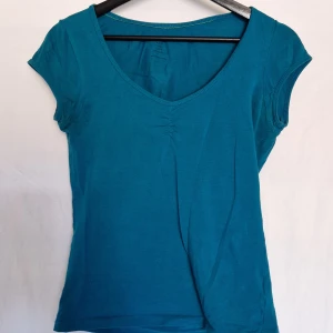 T-shirt - Elena Gilbert inspirerad topp i strl xs. 