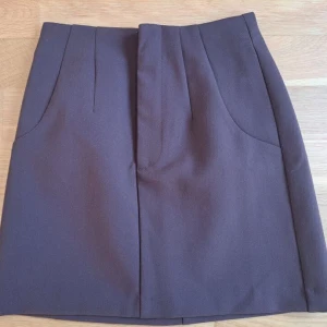 Ny kjol - Säljer en ny/oanvänd kjol från Pull&Bear i storlek XS/34. Pris 100kr + frakt.  Betalning sker via SWISH och jag skickar enbart med posten. Referenser finns från mina tidigare köpare. Skicka PM vid intresse :)