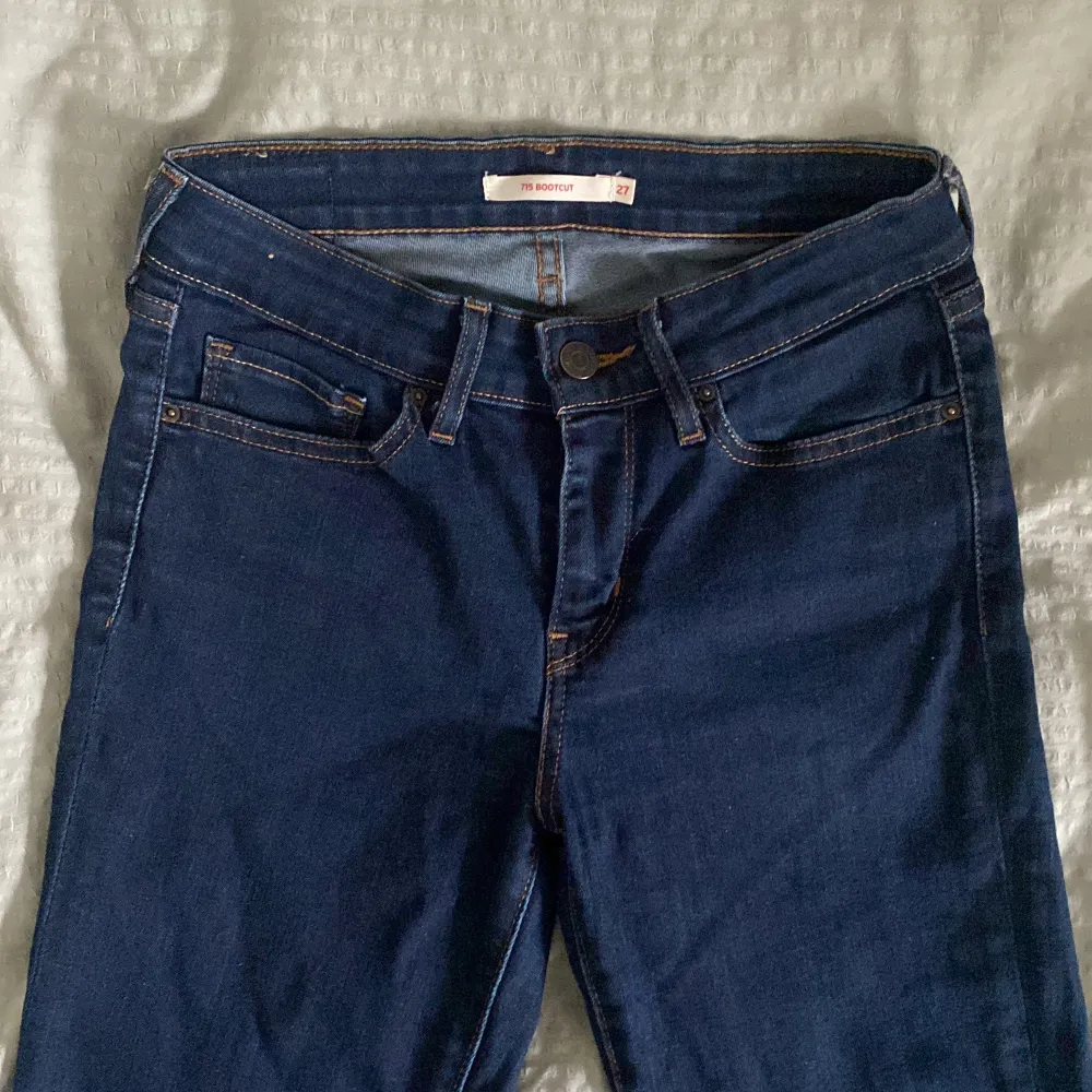 Ursnygga blå Levis jeans som är lågmidjade och har bootcut. För korta för mig därav säljer jag dom. Aldrig använda. . Jeans & Byxor.
