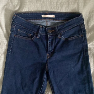 Lågmidjade bootcut Levis jeans - Ursnygga blå Levis jeans som är lågmidjade och har bootcut. För korta för mig därav säljer jag dom. Aldrig använda. 