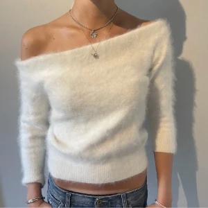 Off sholder tröja - Säljer denna tröja som jag själv köpt på plick, passar inte mig så bra så säljer därför vidare. Kanten där tröjan är offsholder kan vara lite ojämn, men ingenting som märks. Bilderna är från plick, skriv om ni har fler frågor🤗🫶