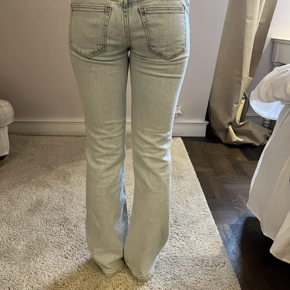 Säljer ett par ljus blåa low waist jeans från pull and beat och säljer pga att dom är för små❤️. Jeans & Byxor.