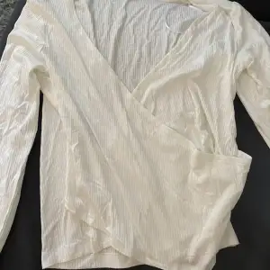 En jätte fin vit tröja från cubus som är helt oanvänd!! Korsar över kroppen och är i storlek S 🩷