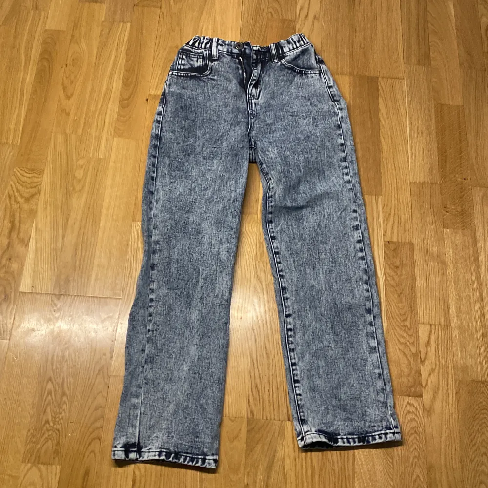 Mörkblåa jeans original pris ungefär 200kr  Änvända Knappen är lite lös . Jeans & Byxor.