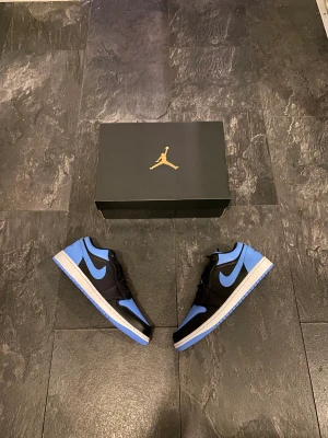 Jordan 1 - Jordan 1 low ”university blue”  Storlek: 43 Cond: 10/10 (brand new) Pris: 2499kr