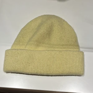 Gul mössa - Mössa från Monki, Onesize.