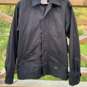 Skjorta i skatestil  - Svart skjorta från Carlings i grövre tyg, går att använda som jacka en skön vårdag 🪷  Frakt tillkommer! 