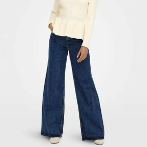 Lowaist wide bootcut jeans - Använd fåtal gånger, från Zalando. Tajta vid midjan