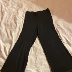 Svarta byxor  - Sköna byxor 😻