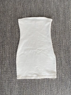 Vit tubklänning  - Jättefin tub-klänning från Zara! Aldrig använd men lappen saknas! I lite hårdare tyg men går såklart att stretcha ut! I strl XS! Säljer den för att den inte passar mig längre!