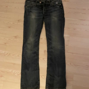 Low waist jeans - Ett par jättesnygga low waist bootcut/straight jeans i jättebra skick, passar bra i längden på mig som är 170cm lång men tror de skulle passa båda kortare och längre. Köpta på secondhand men märket är silver jeans co. Skriv för fler bilder eller frågor
