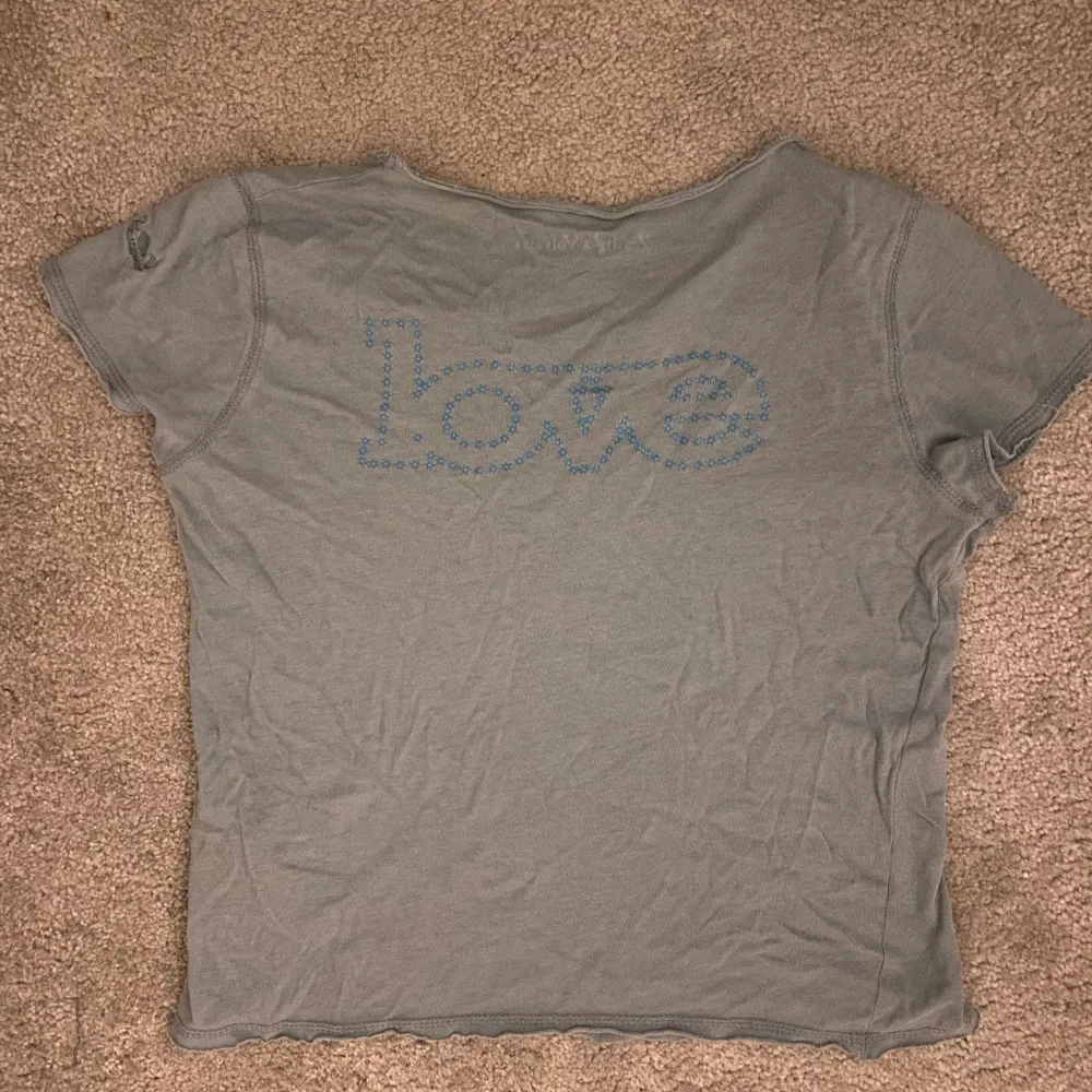 Snygg t-shirt från zadig med tryck på baksidan, begagnat skick. Säljes då den är för liten 💓 Storlek xs. T-shirts.