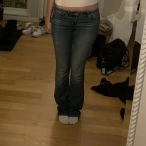 Jeans - Jätte snygga lågmidjade Crocker jeans💗Ganska slitna längst ned men inget som syns då de är ganska långa💗Jag är 164cm💗💗