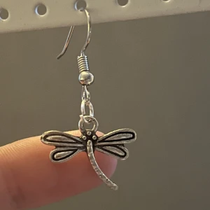 Örhänge  - Säljs separat  Frakt 15kr (inte spårbar) 