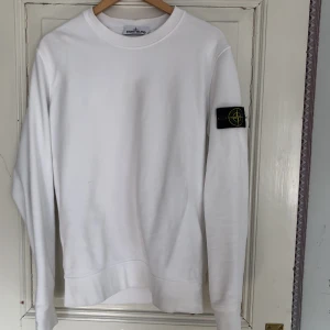 Stone island crewneck - Säljer min stone island tröja då jag inte använder den längre. Använd men i bra skick. Köpt på NK i Stockholm så den är äkta. Priset kan ändras vid en smidig affär.
